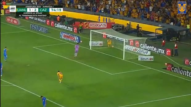 Horrendous mistake from Cruz Azul goalkeeper against Tigres